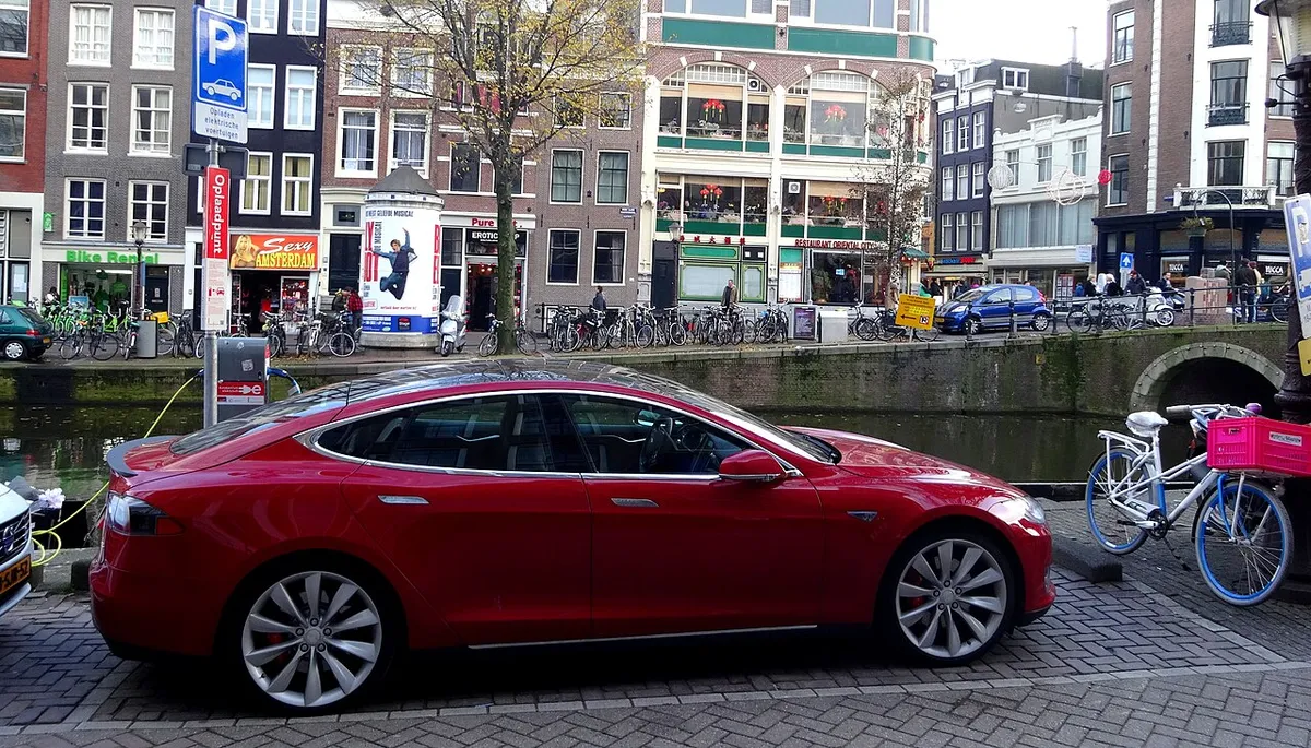Model S Tesla rouge en charge à Amsterdam