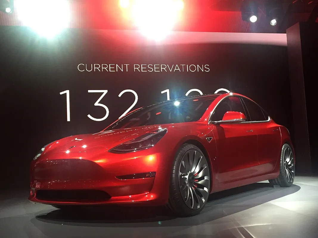Tesla Model 3 tout électrique lors de son événement de présentation, à Hawthorne, en Californie