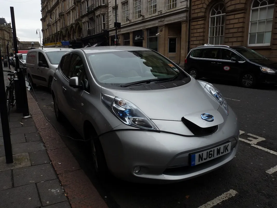 Voiture électrique Nissan en charge à une borne de rue, Collingwood Street, à Newcastle upon Tyne