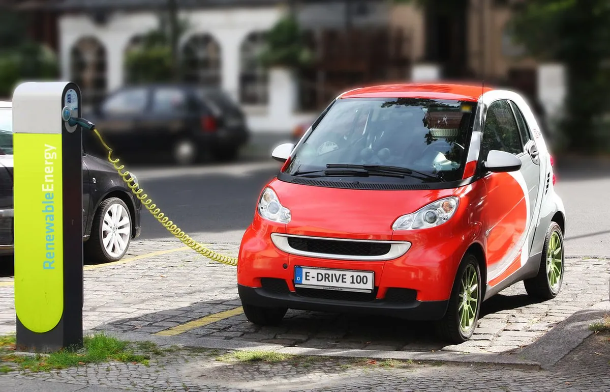 Voiture électrique en recharge à Berlin — plaque d'immatriculation factice et logo de la borne floutés