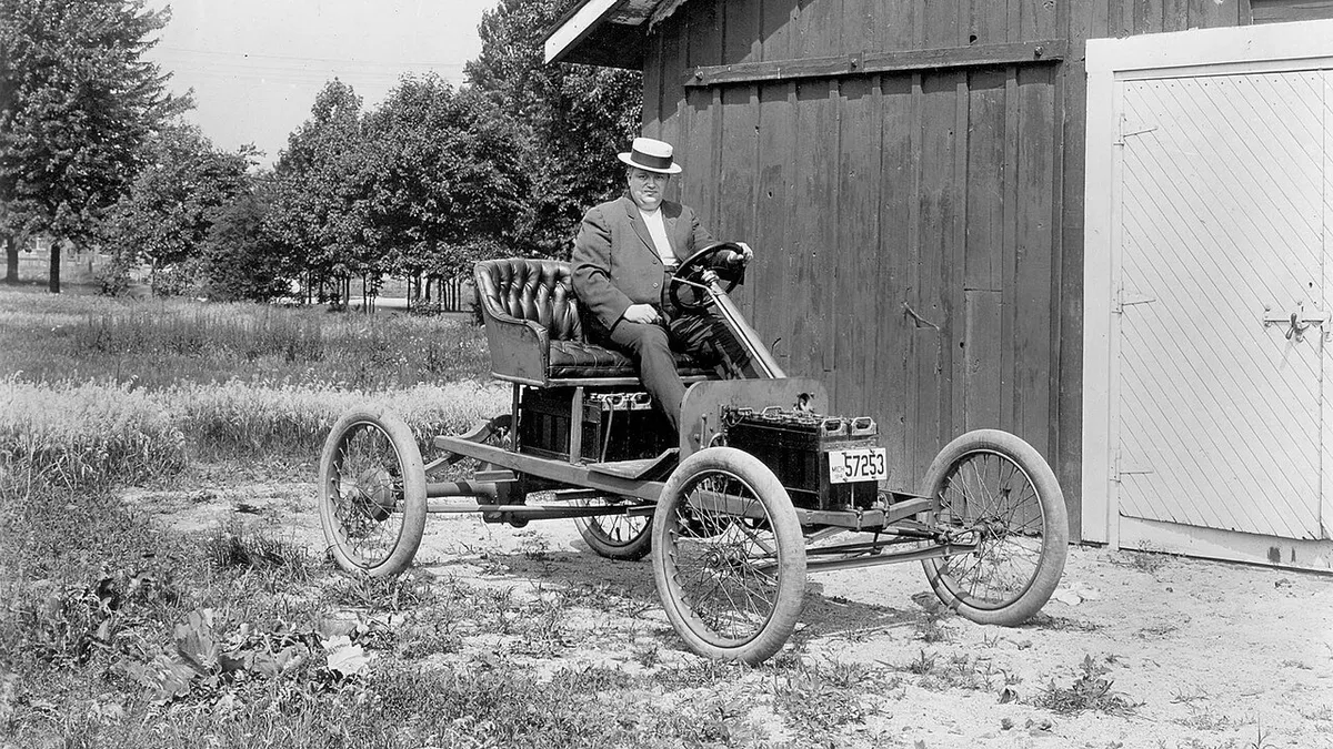 Fred Allison, ingénieur électricien, avec une voiture électrique expérimentale Ford (1914)