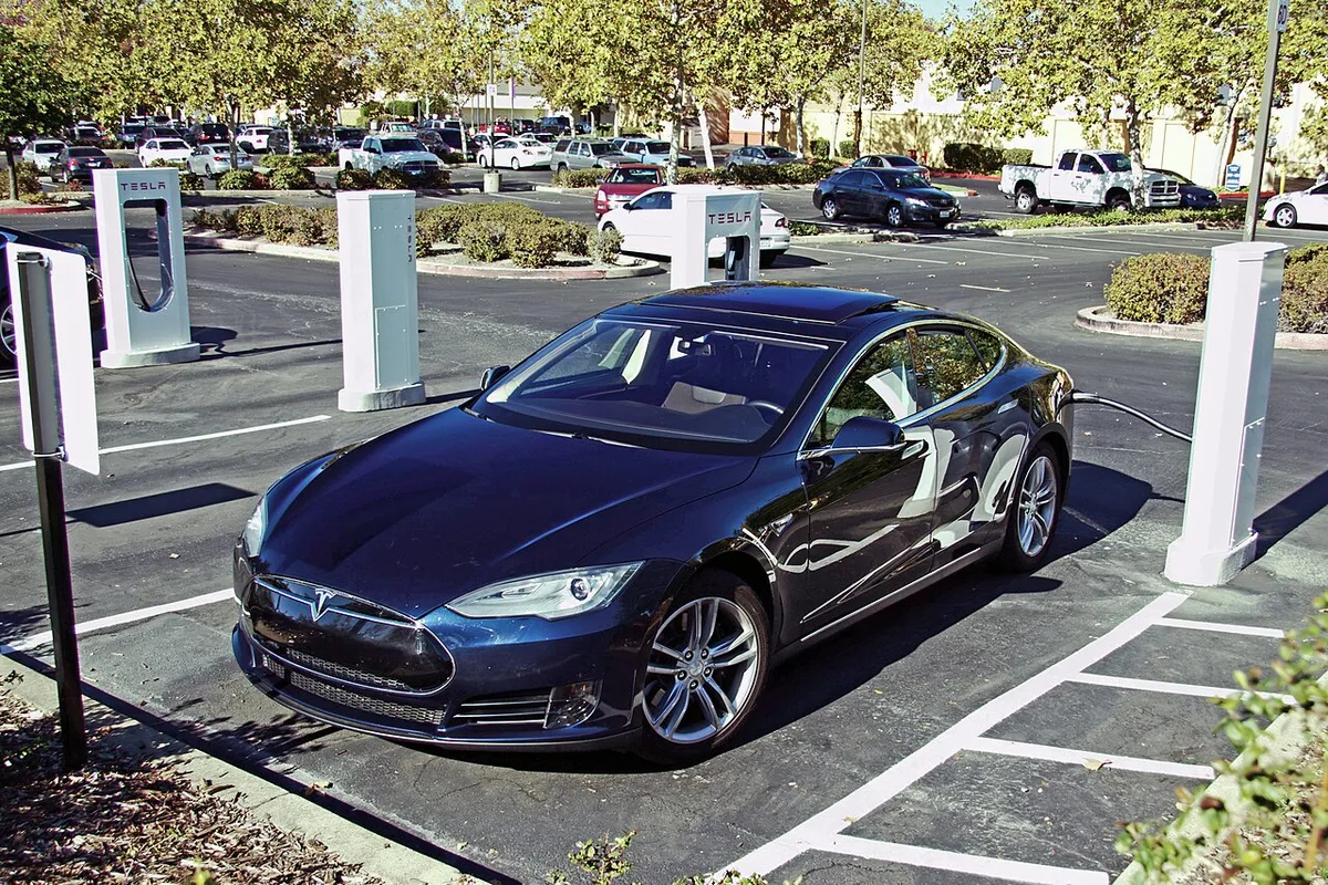 Tesla Model S en charge à une station Supercharger, à Folsom, en Californie
