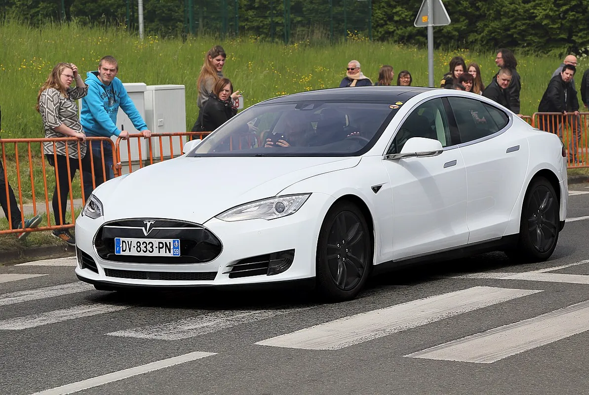 Tesla Model S lors d'une balade en voitures de sport au profit d'une association, à Mouscron, en Belgique