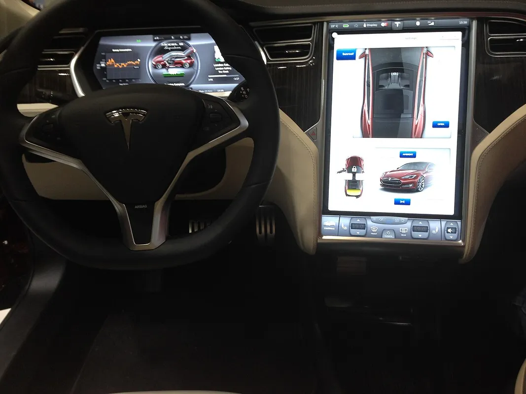 Tesla Model S photographiée au Salon de l'automobile de Tokyo 2013