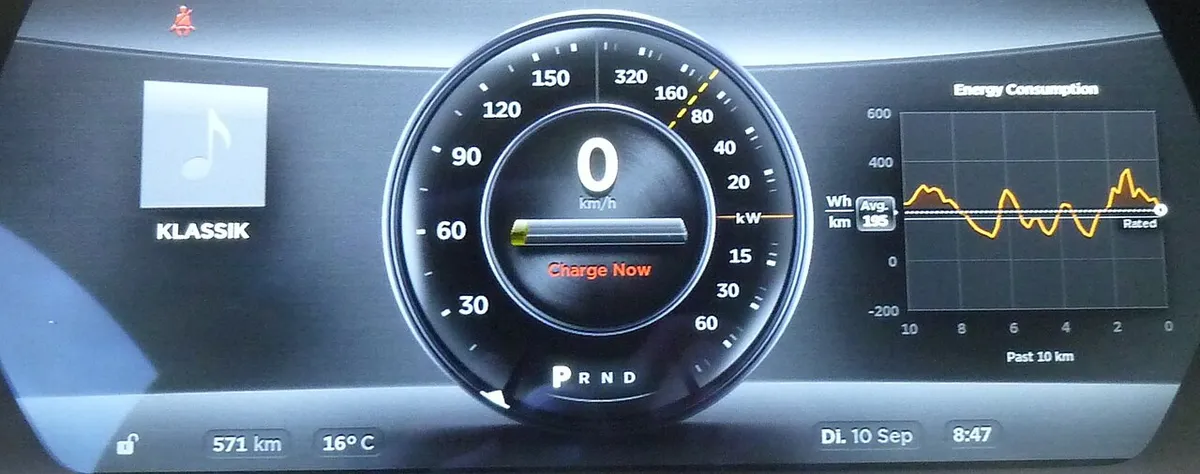 Tableau de bord d'une Tesla Model S P85+ affichant une autonomie restante à zéro