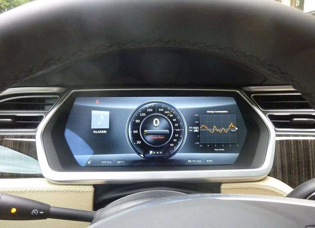 Tableau de bord d'une Tesla Model S P85+ au volant, autonomie restante affichée à zéro